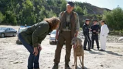 Bibi Fellner (Adele Neuhauser) &bdquo;vernimmt&ldquo; den Jagdhund Rikko und dessen Herrchen (Helmut H&auml;usler).
