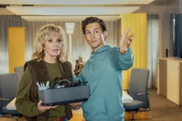 Die Generationen prallen im Arbeitsleben aufeinander, als Barbara Lucke (Ulrike Kriener), die Grand Dame des Betriebsrats, abgew&auml;hlt wird und ausgerechnet in die Abteilung ihres Sohnes Bastian (Tim Oliver Schultz) muss.