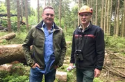 F&ouml;rster Michael Rudolph (re.) und Axel Bulthaupt bei ihrer Tour durch den Nationalpark Harz. Michael Rudolph besch&auml;ftigt sich seit 30 Jahren mit dem Thema Waldumbau.