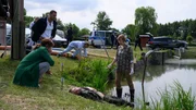 An einem Morgen wird der Krebszüchter Manuel Janssen (Stephan Heidrich, 2.v.r.) tot an seinem Teich gefunden. Laut Dr. Helene Sturbeck (Katharina Blaschke, r.) wurde er heftig verprügelt und anschließend ertränkt. Für die Kommissare Karoline Joost (Nike Fuhrmann, l.) und Lars Pöhlmann (Dominic Boeer, 2.v.l.) beginnt ein schwerer Fall. An einem Morgen wird der Krebszüchter Manuel Janssen (Stephan Heidrich, 2.v.r.) tot an seinem Teich gefunden. Laut Dr. Helene Sturbeck (Katharina Blaschke, r.) wurde er heftig verprügelt und anschließend ertränkt. Für die Kommissare Karoline Joost (Nike Fuhrmann, l.) und Lars Pöhlmann (Dominic Boeer, 2.v.l.) beginnt ein schwerer Fall.