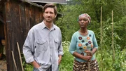 Der Arzt Albert Reuss (Andreas Kiendl) hilft Fl&uuml;chtlingen wie Nafi Diouf (Merith Britney Usifoh).