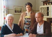 Von links: Oma Soleder (Franziska St&ouml;mmer), Traudl Grandauer (Christine Neubauer) und Karl Grandauer (J&ouml;rg Hube).