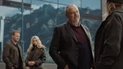 Anais (Chelsie Preston Crayford, r.) lernt den Unternehmer Harry (Peter Elliott, 2.v.r.) kennen, mit dem ihre Mutter viel Zeit verbringt. Er ist auch gut mit Anais' Ex-Verlobtem Luke (Charles Jazz Terrier, l.) und dessen Frau Maja (Indiana Evans, 2.v.l.) befreundet.