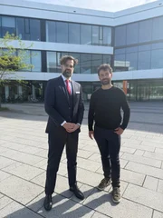 "Wir haben in Sachen Drohnen noch unfassbar viel zu lernen!", sagt Frank Sauer (links). Er forscht an der Universit&auml;t der Bundeswehr zu Sicherheitsfragen. Rechts: Manuel Stark.