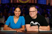 Rateteam-Kapit&auml;n Elton (r.) mit der Journalistin und "heute Journal"-Moderatorin Jana Pareigis (l.).