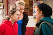 Dank Micki (Joy Lee Juana Abiola-Müller, 2.v.l.) hat Kira (Barbara Prakopenka, l.) für einen Moment Ablenkung gefunden, doch dann bietet Joe (Sarah Hannemann) ihr etwas ungeschickt ihre Hilfe an und Kira schleudert ihr ungefiltert ihre Trauer entgegen... Dank Micki (Joy Lee Juana Abiola-Müller, 2.v.l.) hat Kira (Barbara Prakopenka, l.) für einen Moment Ablenkung gefunden, doch dann bietet Joe (Sarah Hannemann) ihr etwas ungeschickt ihre Hilfe an und Kira schleudert ihr ungefiltert ihre Trauer entgegen...