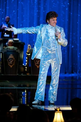 Regelm&auml;&szlig;ig pr&auml;sentiert Liberace (Michael Douglas) seine pomp&ouml;se Show in Las Vegas vor ausverkauftem Haus.