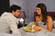 Luca (Manuel Cortez, l.) entzieht sich Carla (Sarah Mühlhause, r.) ... Luca (Manuel Cortez, l.) entzieht sich Carla (Sarah Mühlhause, r.) ...