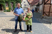 Simone Seiboth aus Quedlinburg stellt nach einem jahrhundertealten Rezept Senf her. Axel Bulthaupt probiert gerne.