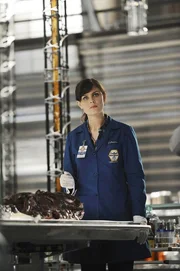 Brennan (Emily Deschanel) hat gerade eine Besprechnung mit Booth, als erneut das Broadsky-Handy klingelt...
