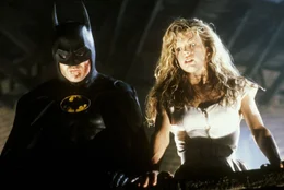 In letzter Sekunde gelingt es Batman (Michael Keaton, l.), die sch&ouml;ne Vicki Vale (Kim Basinger, r.) aus den Klauen seines Erzfeindes zu retten ...