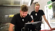 Robin (re.), ein langjähriger Mitarbeiter, steht als Franchisenehmer in den Startlöchern, bereit den Laden eigenständig zu führen und sich gegenüber seinem ehemaligen Chef Alex zu beweisen. Doch schon am ersten Tag bricht das Chaos aus: die Kasse streikt.. Robin (re.), ein langjähriger Mitarbeiter, steht als Franchisenehmer in den Startlöchern, bereit den Laden eigenständig zu führen und sich gegenüber seinem ehemaligen Chef Alex zu beweisen. Doch schon am ersten Tag bricht das Chaos aus: die Kasse streikt..