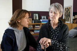 Emmanu&egrave;le (Sophie Marceau, li.) muss ihrer depressiven und an Parkinson leidenden Mutter (Charlotte Rampling, re.) von Andr&eacute;s besonderem Wunsch erz&auml;hlen.