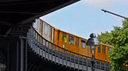 Seit 1902 überquert die U-Bahn-Linie U1 die Hochbahn am Schlesischen Tor. Seit 1902 überquert die U-Bahn-Linie U1 die Hochbahn am Schlesischen Tor.