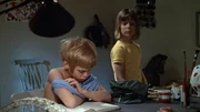 Tommy (Pär Sundberg) und Annika (Maria Persson) haben genug von den ständigen Ermahnungen ihrer Mutter. Aus einem Kinderbuch hat Tommy die Idee, von zuhause auszureißen. Tommy (Pär Sundberg) und Annika (Maria Persson) haben genug von den ständigen Ermahnungen ihrer Mutter. Aus einem Kinderbuch hat Tommy die Idee, von zuhause auszureißen.