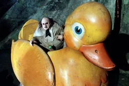 Passend zum Ambiente bewegt sich Oswald (Danny DeVito) in einer Riesenquietsche-Ente.