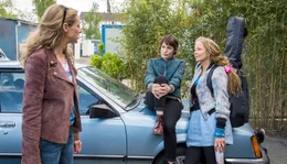 Alte Sachen kommen wieder hoch: Alice (Sophie von Kessel, li.), Sascha (Nicolette Krebitz, Mitte) und Karla (Katja Riemann) m&uuml;ssen sich zusammenraufen und treffen sich zur ersten Probe.