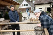 Wer hat den stellvertretenden Leiter des Stuttgarter Jugendamts erschlagen? Einige Spuren führen in die Richtung eines Hofs, auf dem straffällige Jugendliche resozialisiert werden. Kommissar Rico Sander (Benjamin Strecker, l.) vernimmt dort Dennis Scheele (Luis Pintsch, r.), doch der hat der Polizei offensichtlich nicht viel zu sagen. Wer hat den stellvertretenden Leiter des Stuttgarter Jugendamts erschlagen? Einige Spuren führen in die Richtung eines Hofs, auf dem straffällige Jugendliche resozialisiert werden. Kommissar Rico Sander (Benjamin Strecker, l.) vernimmt dort Dennis Scheele (Luis Pintsch, r.), doch der hat der Polizei offensichtlich nicht viel zu sagen.