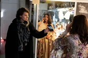 Wer hat die erfolgreiche Stuttgarter Opernsängerin ermordet? Aktuell sang die Diva in gleich zwei Stücken die Hauptrollen. Für Kommissarin Nele Becker (Nina Siewert, l.) hat Irina Komarow (Rebecca Lara Müller, r.), die direkte Konkurrentin im Ensemble, zunächst das stärkste Motiv: Wurden Konkurrenzkampf und Neid auf der Bühne zur Realität? Wer hat die erfolgreiche Stuttgarter Opernsängerin ermordet? Aktuell sang die Diva in gleich zwei Stücken die Hauptrollen. Für Kommissarin Nele Becker (Nina Siewert, l.) hat Irina Komarow (Rebecca Lara Müller, r.), die direkte Konkurrentin im Ensemble, zunächst das stärkste Motiv: Wurden Konkurrenzkampf und Neid auf der Bühne zur Realität?