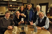 Mike freut sich sehr &uuml;ber Christians kreatives Geschenk zu seinem Werkstatt-Jubil&auml;um. Von links: Roland Bamberger (Horst Kummeth), Mike Preissinger (Harry Blank), Trixi Preissinger (Doreen Dietel), Christian Preissinger (Marinus Kaffl), Theresa Brunner (Ursula Erber) und Martin Kirchleitner (Hermann Giefer).