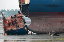 In Bangladesch erkranken Arbeiter, weil sie europ&auml;ische Frachtschiffe und Supertanker mit Tausenden Tonnen Asbest abwracken.
