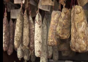 Eine hochwertige Salami muss lange trocknen. Das macht sich im Geschmack, aber auch im Preis bemerkbar.