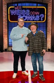 Treten bei "Wer weiß denn sowas?" als Kandidaten an: Der Schauspieler Björn Meyer (l.) und der Schauspieler und Musiker Axel Prahl (r.). Treten bei "Wer weiß denn sowas?" als Kandidaten an: Der Schauspieler Björn Meyer (l.) und der Schauspieler und Musiker Axel Prahl (r.).