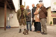 Nach der parf&uuml;mintensiven Behandlung im Tiersalon, straft Louiserl ihr Herrchen mit Verachtung. Von links: Lorenz Schattenhofer (Werner Rom), Martin Kirchleitner (Hermann Giefer), Hubert Kirchleitner (Bernhard Ulrich), Rosi Brunner (Brigitte Walbrun), Gerstl (Gerd Lohmeyer) und Louise.