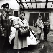 Rudi Grandauer (Timothy Peach) und Ulli von S&uuml;dhoff (Dorothee Hartinger) werden abgef&uuml;hrt. (Polizisten: Kleindarsteller).