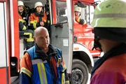 Der Feuerwehrkommandant Waldemar Löhr (Ulrich Gebauer, M.) und seine Kollegen müssten eigentlich schnell zu einem Gasnotfall ausrücken, doch einer aus dem Team trödelt absichtlich und gibt rassistische Sprüche von sich. Als dieser Kamerad später tot am Einsatzort aufgefunden wird, liegt die Vermutung nahe, dass die Tatperson innerhalb der Truppe zu finden ist. Der Feuerwehrkommandant Waldemar Löhr (Ulrich Gebauer, M.) und seine Kollegen müssten eigentlich schnell zu einem Gasnotfall ausrücken, doch einer aus dem Team trödelt absichtlich und gibt rassistische Sprüche von sich. Als dieser Kamerad später tot am Einsatzort aufgefunden wird, liegt die Vermutung nahe, dass die Tatperson innerhalb der Truppe zu finden ist.
