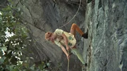 Pippi Langstrumpf (Inger Nilsson) beherrscht ihre Sache überall: Als Tommy und Annika an einem Felssturz herunterfallen, hält sie beide an einem Seil fest und rettet sie. Pippi Langstrumpf (Inger Nilsson) beherrscht ihre Sache überall: Als Tommy und Annika an einem Felssturz herunterfallen, hält sie beide an einem Seil fest und rettet sie.