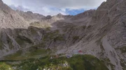 Am Prinz-Luitpold-Haus spürt man vom Trubel im Tal wenig, da der Aufstieg drei Stunden dauert. Am Prinz-Luitpold-Haus spürt man vom Trubel im Tal wenig, da der Aufstieg drei Stunden dauert.