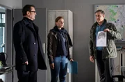 Lars (Ingo Naujoks, l.), Nina (Julia E. Lenska, M.) und Finn (Sven Martinek, r.) haben ein Phantombild, das wom&ouml;glich zur T&auml;terin im aktuellen Mordfall f&uuml;hrt.