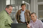 Kann „Chatter“ Hugo Behringer (Thomas Feist, re.) den Kommissaren Hofer (Joseph Hannesschläger, li.) und Lind (Tom Mikulla) bei der Lösung des Mordfalles weiterhelfen? Kann „Chatter“ Hugo Behringer (Thomas Feist, re.) den Kommissaren Hofer (Joseph Hannesschläger, li.) und Lind (Tom Mikulla) bei der Lösung des Mordfalles weiterhelfen?