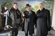 Schattenhofer ist sicher, dass Stadlbauer vor seinem Auftritt kneift. Von links: (KLD), Benedikt Stadlbauer (Andreas Geiss), Lorenz Schattenhofer (Werner Rom) und Vinzenz Kurz (Hans Stadlbauer).