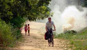 Bayerisches Fernsehen TRAUMPFADE, "Von Bukarest zur Donaumündung", am Sonntag (26.04.15) um 16:00 Uhr. Es war ein lange gehegter Traum des Filmemachers Florian Guthknecht, mit dem Fahrrad quer durch Rumänien zu reisen: Von Bukarest, dem "Paris des Ostens", über den rumänischen Donauradweg, geht es über die Klosterroute ans Schwarze Meer und ins Donaudelta. Es wurde eine Reise ins Abenteuer, durch ein Land voller Gegensätze, das zwar zur EU gehört, doch in vielen Regionen, durch die der Münchner kommt, ist das Leben noch immer von der kommunistischen Diktatur gekennzeichnet. Armut ist in Rumänien allgegenwärtig. Weiteres Bildmaterial finden Sie unter www.br-foto.de. Bayerisches Fernsehen TRAUMPFADE, "Von Bukarest zur Donaumündung", am Sonntag (26.04.15) um 16:00 Uhr. Es war ein lange gehegter Traum des Filmemachers Florian Guthknecht, mit dem Fahrrad quer durch Rumänien zu reisen: Von Bukarest, dem "Paris des Ostens", über den rumänischen Donauradweg, geht es über die Klosterroute ans Schwarze Meer und ins Donaudelta. Es wurde eine Reise ins Abenteuer, durch ein Land voller Gegensätze, das zwar zur EU gehört, doch in vielen Regionen, durch die der Münchner kommt, ist das Leben noch immer von der kommunistischen Diktatur gekennzeichnet. Armut ist in Rumänien allgegenwärtig. Weiteres Bildmaterial finden Sie unter www.br-foto.de.
