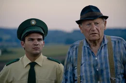 Von links: Polizist Erwin (Moritz Katzmair) und Anton Gruber (Abdon Ziegler) auf dem Acker.