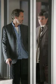 Dr. Gregory House (Hugh Laurie, l.) und sein Kollege Dr. James Wilson (Robert Sean Leonard, r.) haben eine besonders schwierige Patientin in Behandlung ...