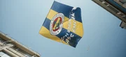Eine Fenerbahçe-Flagge weht in den Straßen im Stadtteil Kadıköy in Istanbul. Eine Fenerbahçe-Flagge weht in den Straßen im Stadtteil Kadıköy in Istanbul.