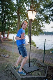 Spa&szlig;vogel Tom (Frank Maier) h&auml;lt die Familie bei Laune, sorgt damit jedoch auch f&uuml;r die ein oder andere Auseinandersetzung...