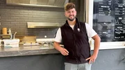 Für Alexander Schebalkin vom "Baron Imbisskult" in Köln wird ein langgehegter Traum endlich Wirklichkeit: Seine Filiale in Kerpen Horrem wird zum ersten Franchise-Standort des Barons. Für Alexander Schebalkin vom "Baron Imbisskult" in Köln wird ein langgehegter Traum endlich Wirklichkeit: Seine Filiale in Kerpen Horrem wird zum ersten Franchise-Standort des Barons.