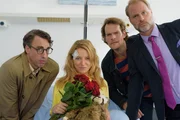 Anna (Diana Staehly) landet nach einem missglückten Bungee-Sprung im Krankenhaus und wird von ihren Ex-Männern Eugen (Alexander Schubert, l.), Tom (Frank Maier) und Kafi (Mirco Reseg) besucht. Anna (Diana Staehly) landet nach einem missglückten Bungee-Sprung im Krankenhaus und wird von ihren Ex-Männern Eugen (Alexander Schubert, l.), Tom (Frank Maier) und Kafi (Mirco Reseg) besucht.