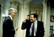 Ein B&uuml;rgermeister kommt selten allein: Paul (Richard Kind, r.) und Winston (Barry Bostwick, l.) haben reichlich Spa&szlig;.