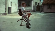Ein seltsames Fahrrad, das Pippi (Inger Nilsson) sich da zusammengebaut hat. Es fährt ohne Räder und Kette. Ein seltsames Fahrrad, das Pippi (Inger Nilsson) sich da zusammengebaut hat. Es fährt ohne Räder und Kette.