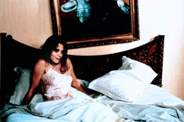 Die attraktive Mail&auml;nderin Lisa (Ornella Muti) l&auml;sst jedes m&auml;nnliche Wesen dahinschmelzen. Nur bei Elia bei&szlig;t sie noch auf Granit.