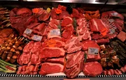 Die Deutsche Gesellschaft für Ernährung empfiehlt maximal 300 Gramm Fleisch pro Woche. Tatsächlich essen die Deutschen aber im Schnitt rund dreimal so viel. Die Deutsche Gesellschaft für Ernährung empfiehlt maximal 300 Gramm Fleisch pro Woche. Tatsächlich essen die Deutschen aber im Schnitt rund dreimal so viel.