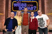 Moderator Kai Pflaume (M.) und seine Rateteam-Kapitäne Bernhard Hoëcker (l.) und Elton (r.) begrüßen in dieser Sendung die Schauspielerin Luise von Finckh (2.v.l.) und den Schauspieler Ludwig Trepte (2.v.r.). Moderator Kai Pflaume (M.) und seine Rateteam-Kapitäne Bernhard Hoëcker (l.) und Elton (r.) begrüßen in dieser Sendung die Schauspielerin Luise von Finckh (2.v.l.) und den Schauspieler Ludwig Trepte (2.v.r.).