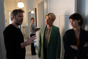 Wer hat Mira Petermann erschlagen? Miras ehemaliger Chef, Inhaber eines Architektenbüros, Torben Ludwig (Nicholas Reinke, l.), sowie ihre Kollegin Julia Wegener (Teresa Klamert, 2.v.l.) müssen sich den unangenehmen Fragen der Kommissarinnen Martina Seiffert (Astrid M. Fünderich, 2.v.r.) und Nele Becker (Nina Siewert, r.) stellen. Wer hat Mira Petermann erschlagen? Miras ehemaliger Chef, Inhaber eines Architektenbüros, Torben Ludwig (Nicholas Reinke, l.), sowie ihre Kollegin Julia Wegener (Teresa Klamert, 2.v.l.) müssen sich den unangenehmen Fragen der Kommissarinnen Martina Seiffert (Astrid M. Fünderich, 2.v.r.) und Nele Becker (Nina Siewert, r.) stellen.