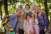 Anna (Diana Staehly, 2.v.l. vorne) hat sich zu ihrem Geburtstag einen Camping-Ausflug mit der ganzen Familie gew&uuml;nscht.