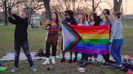 Gruppenfoto mit Paulino (li.) und der Regenbogenfahne